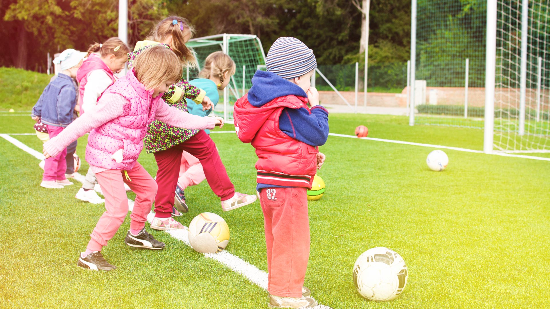 Firmeneigene Ferienprogramme Kinder spielen Fussball in den Ferien