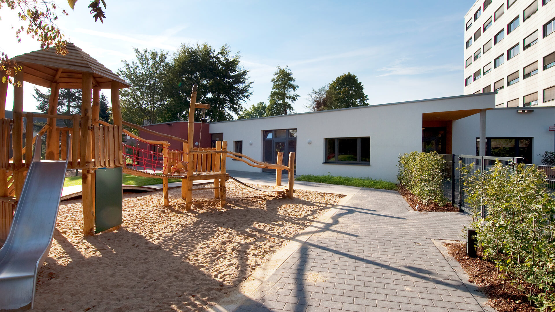 Spielplatz mit Sandkasten und Rutsche