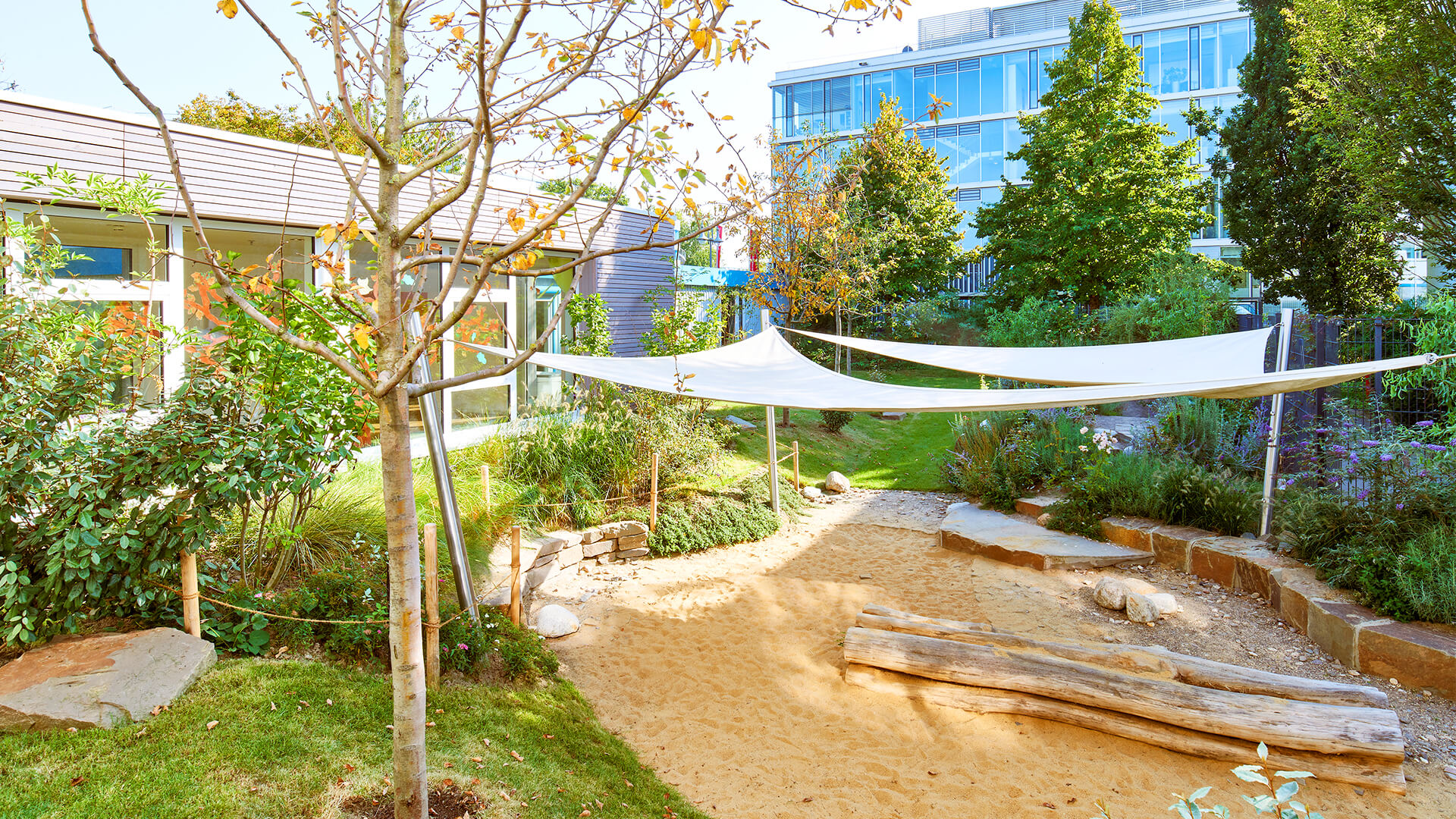 Bäume und Sand-Spielplatz der Kita in Neuss