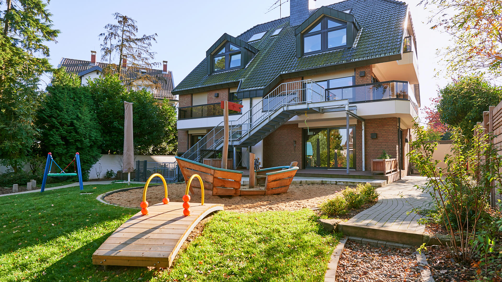 Spielplatz mit Sandkasten Piratenschiff und Schaukel