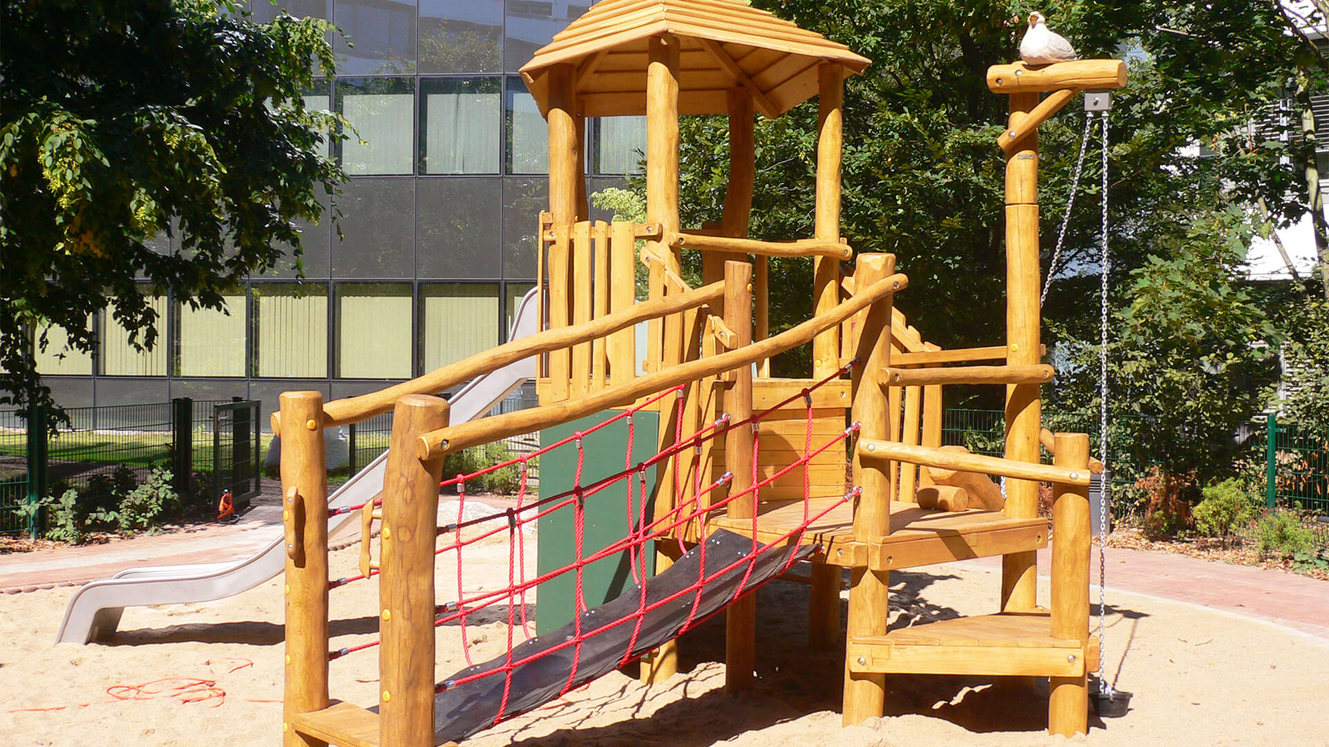 Spielplatz mit Sandkasten, Klettermöglichkeiten und Rutsche