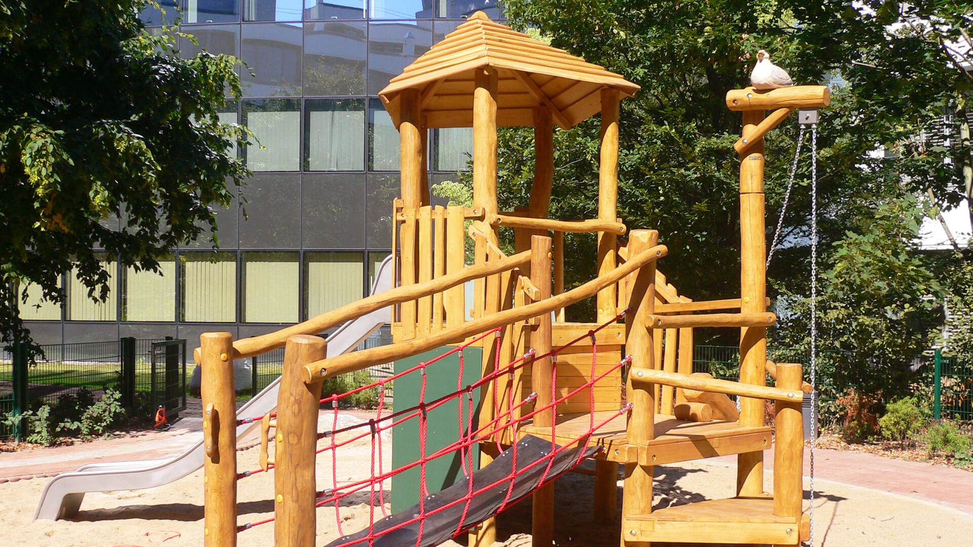 Spielplatz der Kita mit Klettergerüst und Rutsche