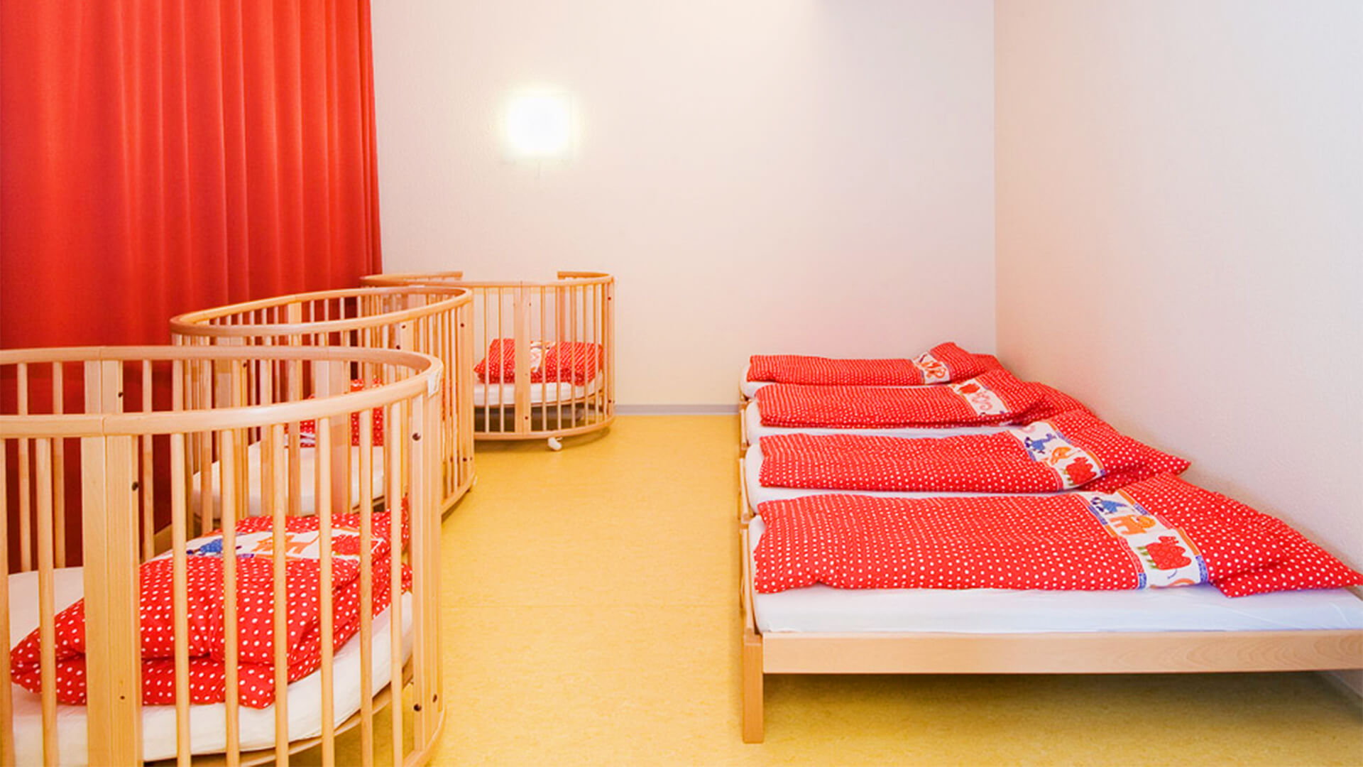 Schlaf- und Ruheraum mit Betten für große und kleine Kinder