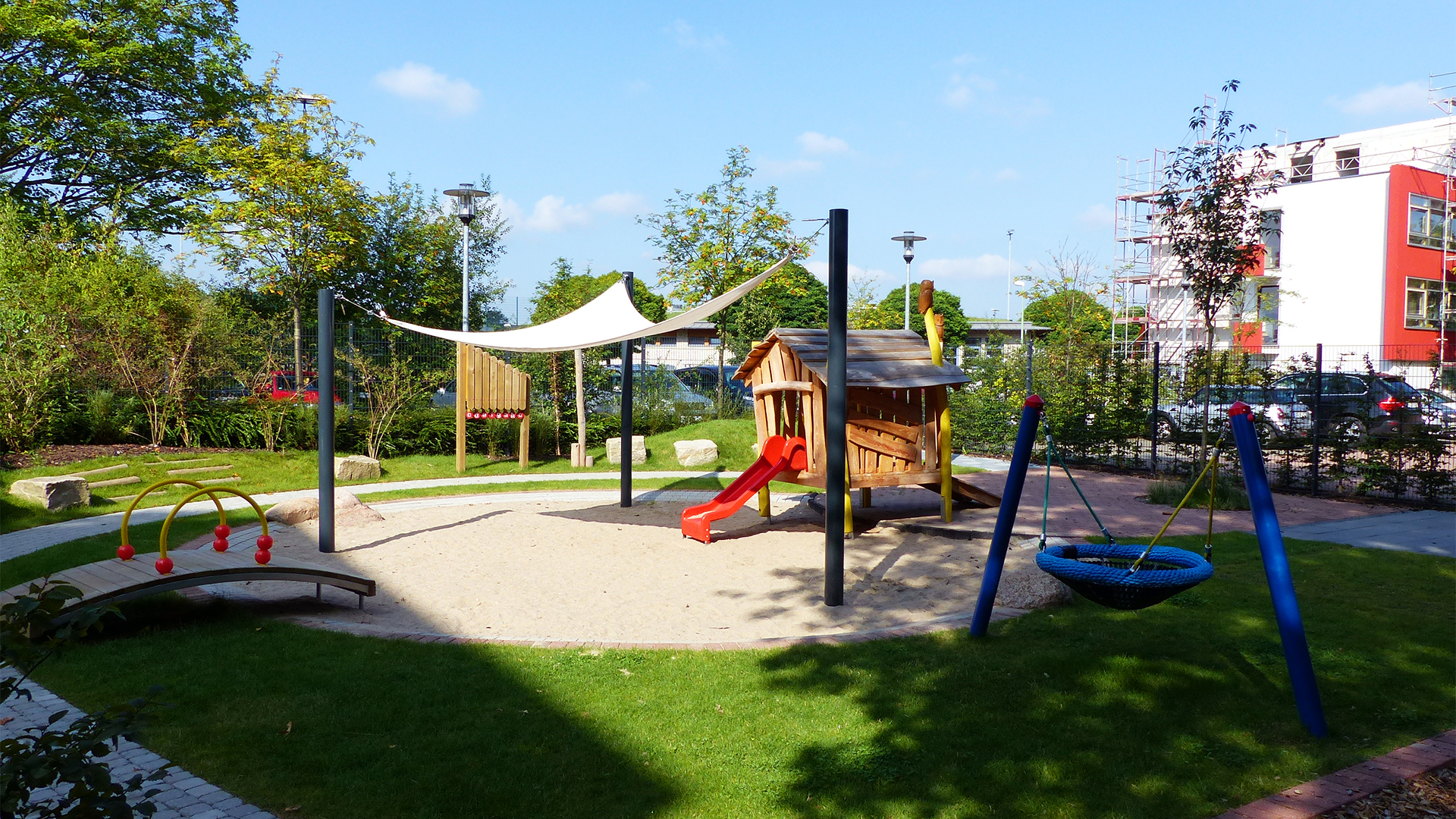 Spielplatz mit Sandkasten, Rutsche und Schaukel am Standort Essen-Rüttenscheid