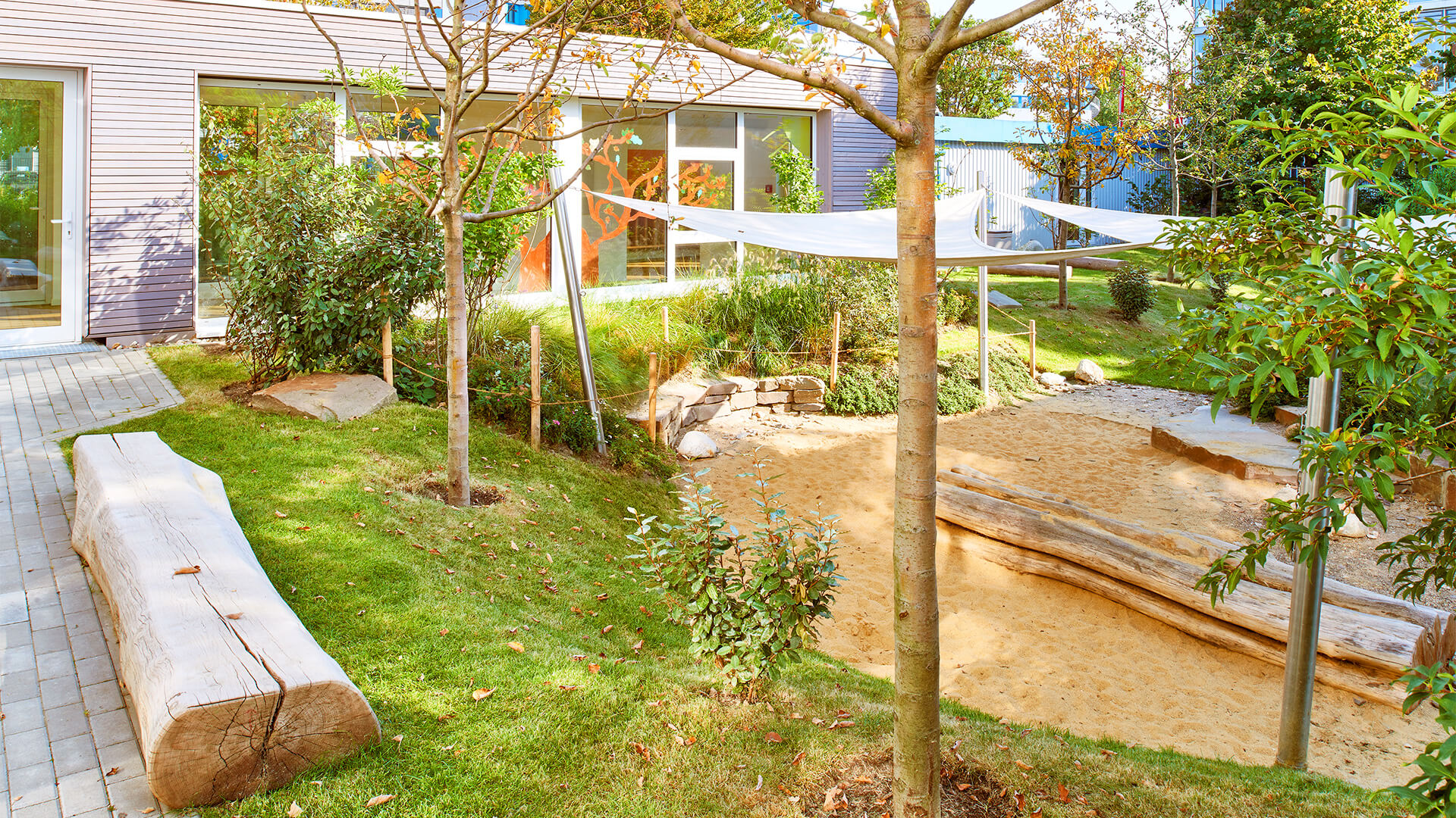 Bäume und Sand-Spielplatz der Kita in Neuss