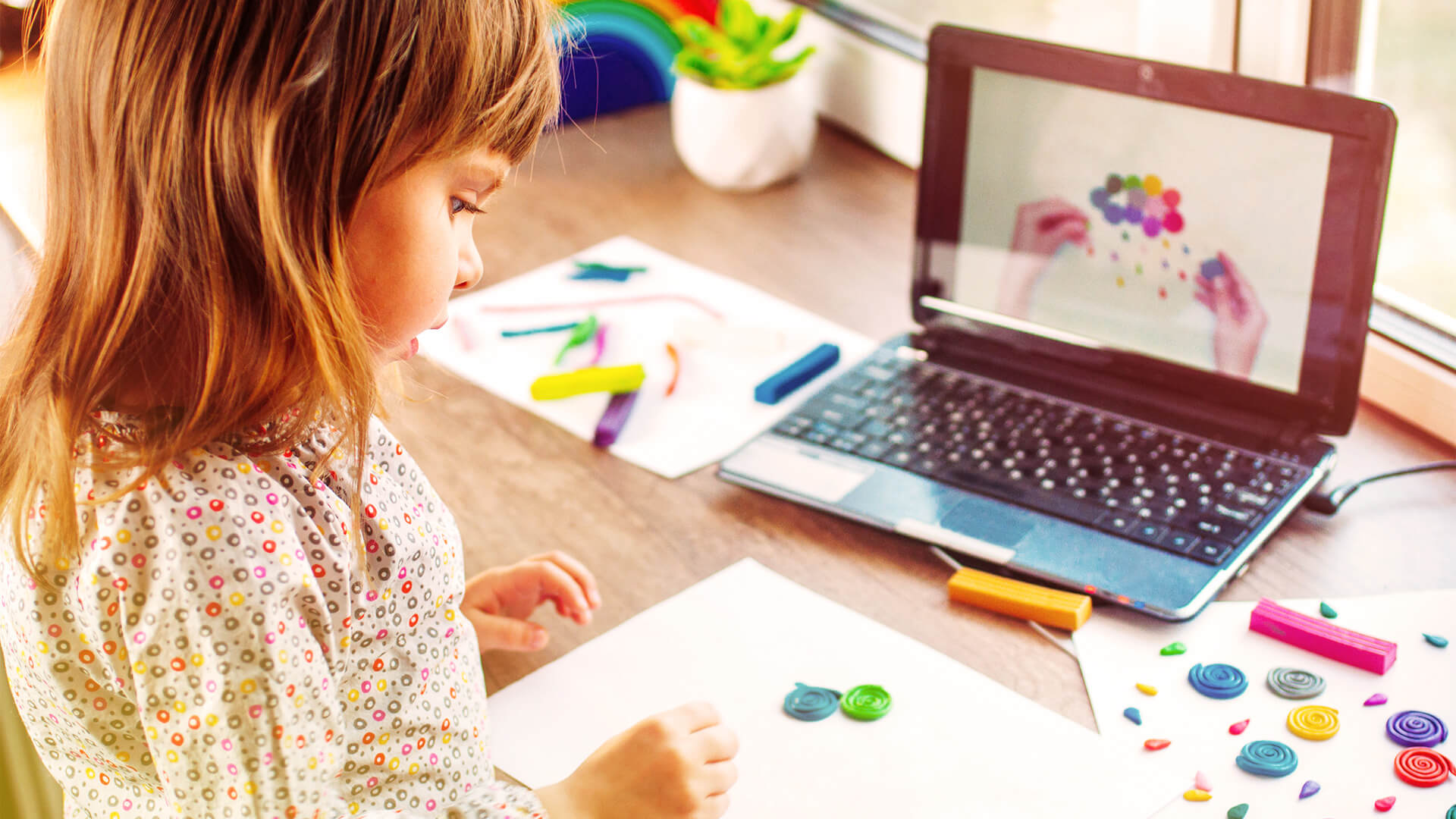 Digitale Ferienprogramme mit interaktivem Basteln über den Laptop